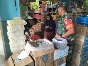 Babinsa Panga Pastikan Stok Sembako Aman di Pasar Tradisional