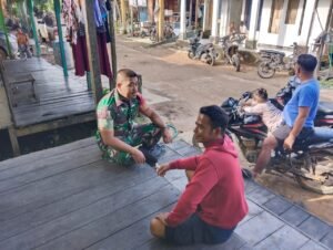 Babinsa Koramil 1203-06/Manis Mata Laksanakan Patroli Kewilayahan dan Anjangsana di Desa Kemuning