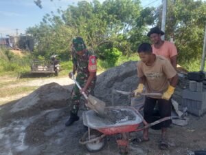 Babinsa Darul Hikmah Bantu Warga Bangun Kedai Usaha di Desa Blang Dalam