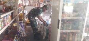 Babinsa Koramil 03/Setia Bakti Aktif Monitoring Harga dan Stok Kebutuhan Pokok Masyarakat