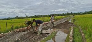 Prajurit TMMD Ke-127 Kodim 0105/Abar Taklukkan Terik