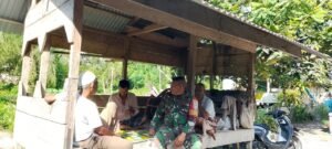 Babinsa Pasie Raya Dukung Pelestarian Bubu Ikan di Desa Timpleng