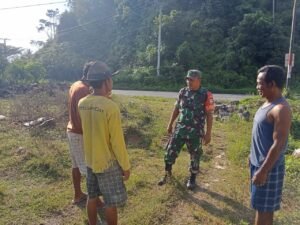 Babinsa Setia Bakti Ajak Warga Aktifkan Kembali Siskamling