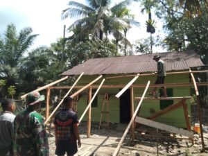 Jajaran Korem 012/TU Perkuat Kemanunggalan Lewat Rehab Rumah Warga