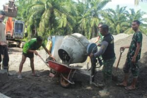 Tahap Penting Dimulai, TNI dan Warga Cor Permukaan Jalan Jembatan Aramco