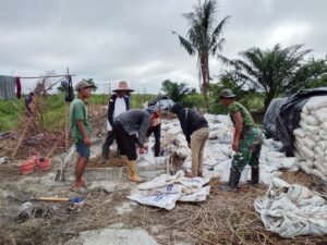 Gotong Royong TNI dan Warga Lanjutkan Pembangunan Jembatan Garuda di Sungai Gambung