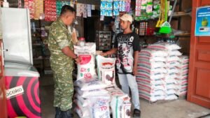 Babinsa Posramil Pasi Raya Cek Ketersediaan dan Harga Sembako di Pasar Kecamatan Pasie Raya