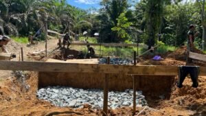 TNI dan Warga Gotong Royong Wujudkan Jembatan Garuda di Kotabaru