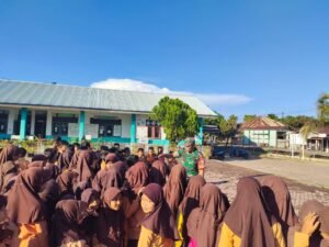 Babinsa Koramil Setia Bakti Tanamkan Wawasan Kebangsaan kepada Siswa SDN 7 Gampong Baro