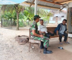 Babinsa Koramil Panga Jalin Silaturahmi dengan Warga Melalui Komsos di Warung Desa