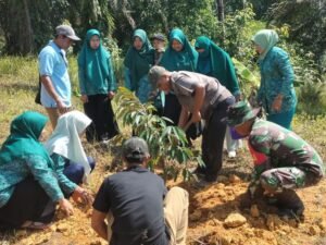 Bersama Ibu-Ibu PKK, Sertu Suparmin Laksanakan Penanaman Durian di Desa Rantau Panjang