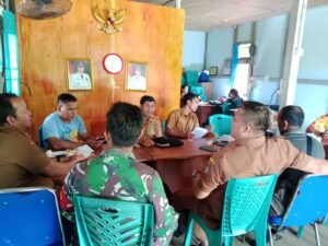 Babinsa Koramil 1203-04/Simpang Hulu Laksanakan Komsos untuk Pererat Silaturahmi