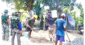 ‎Bahu-Membahu Bersama Warga, Babinsa Sertu Salim Turun Langsung Pengecoran Jembatan Garuda