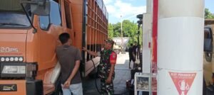 Anggota Koramil 04/Krueng Sabee Amankan Antrean Pengisian BBM di SPBU Keutapang