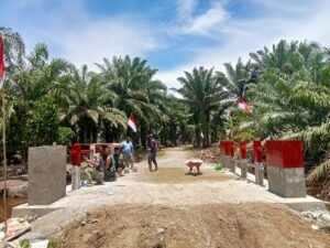 Jembatan Aramco Dirawat Melalui Kegiatan Pengecatan oleh Prajurit TNI dan Masyarakat