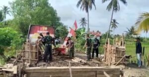 ‎Semangat Gotong Royong, Babinsa Koramil 1005-10/Tamban Turun Tangan Bantu Pengecoran Jembatan Garuda‎