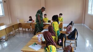 Tanamkan Nilai Pancasila Sejak Dini, Babinsa Aceh Jaya Beri Wawasan Kebangsaan kepada Siswa SD