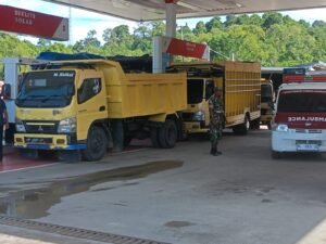 Babinsa Koramil 01/Jaya Lakukan Pengamanan di SPBU, Pastikan Distribusi BBM Tetap Tertib dan Lancar