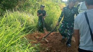 Babinsa Koramil 1203-05/Sungai Laur Bersama Warga Gotong Royong Perbaiki Jalan di Desa Riam Bunut