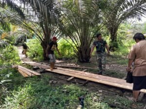 Semangat Gotong Royong, Babinsa Koramil 1203-04/Simpang Hulu Bantu Warga Bangun Jembatan Desa