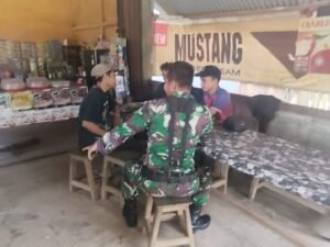 Babinsa Koramil 1203-05/Sungai Laur Laksanakan Patroli dan Komsos, Tekankan Bahaya Narkoba