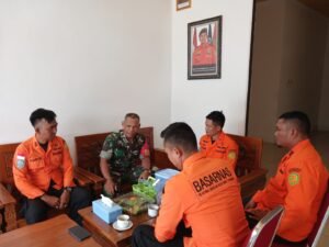 Babinsa Sukabangun Perkuat Sinergi dengan Basarnas Ketapang dalam Kegiatan Anjangsana