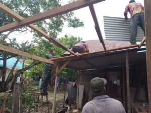 Warga Pucok Lueng Terbantu Kehadiran Babinsa Saat Perbaikan Rumah