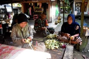 Tak Hanya Bangun Jalan, Satgas TMMD 1003/HSS Juga Dorong Ekonomi Warga Lewat Komsos