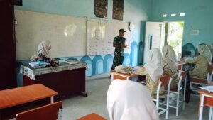 Peluang Jadi Prajurit Wanita Dibuka, Babinsa Aceh Jaya Ajak Siswi SMA Persiapkan Diri Sejak Dini