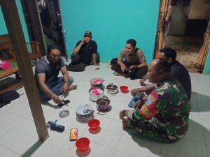 Babinsa Koramil 1203-13/MHS Pererat Kedekatan dengan Warga Melalui Komsos di Pesaguan Kiri