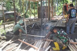 Gotong Royong TNI dan Warga, Satgas TMMD Ke 128 Kodim 1003/HSS Rehab Rumah Ibu Ati