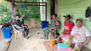 Babinsa Koramil 1203-04/Simpang Hulu Aktif Monitoring Wilayah dan Perkuat Kamtibmas Lewat Komsos