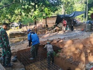 TNI dan Warga Gotong Royong Bangun Jembatan Gantung di Hulu Sungai Selatan
