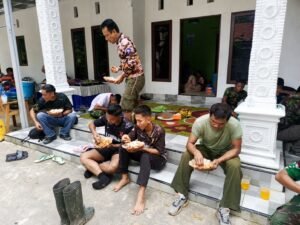 Kehangatan TNI dan Rakyat Warnai Pelaksanaan TMMD Ke-128 di Desa Pantai Ulin