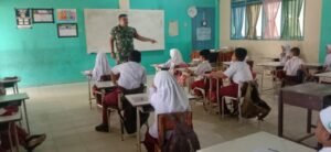 Tanamkan Nasionalisme Sejak Dini, Babinsa Aceh Jaya Hadirkan Pembelajaran Berbeda di SDN 3 Krueng Sabee