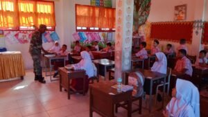 Pastikan Tepat Sasaran, Babinsa Koramil 01/Jaya Pantau Penyaluran Makanan Bergizi untuk Siswa SDN 1 Jaya