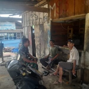Babinsa Koramil 1203-05/Sungai Laur Intensifkan Patroli dan Komsos, Ajak Warga Jaga Kebersihan dan Waspada Cuaca