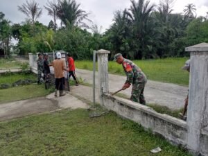 Babinsa dan Warga Desa Lantik Kompak Bersihkan Lingkungan Kecamatan Teupah Barat