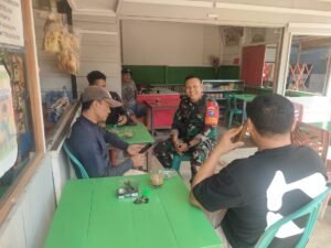 Babinsa Koramil 1203-10/Sandai Aktif Komsos dan Patroli, Ingatkan Warga Jaga Kesehatan hingga Waspada Banjir
