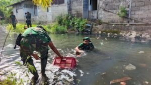 Gotong Royong TNI dan Masyarakat Dukung Lingkungan ASRI di Aceh Selatan