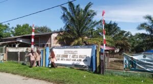 Babinsa Setia Bakti Tanamkan Nasionalisme, Siswa SMKN 1 Hiasi Sekolah dengan Umbul-Umbul Merah Putih