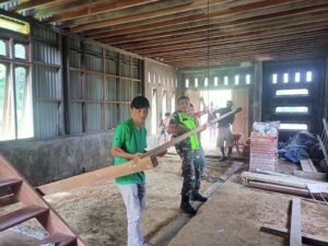 Semangat Gotong Royong, Babinsa dan Warga Bahu-Membahu Perbaiki Rumah Masyarakat