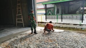 Babinsa Setia Bakti Turun Langsung Bantu Pengecoran Ruko Warga, Perkuat Budaya Gotong Royong