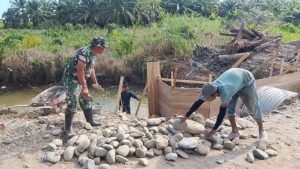 Dengan Semangat Tinggi, TNI dan Masyarakat Lanjutkan Pembangunan Jembatan Aramco di Desa Bintah