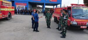 Personel Kodim 0909/Kutai Timur Ikuti Simulasi Penanggulangan Kebakaran Bersama Damkar