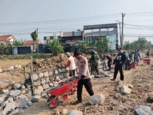 Gotong Royong Bangun Talud, Warga Parangjoro dan TNI Solid