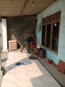 Pemasangan Keramik Akhiri Keluhan Lantai Berdebu Keluarga Mardiono