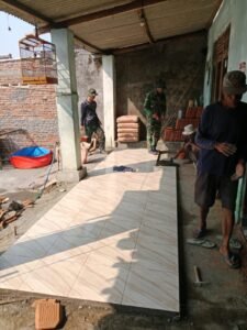 Lantai Keramik Mulai Dipasang, Rumah Mardiono di Parangjoro Kian Layak Huni