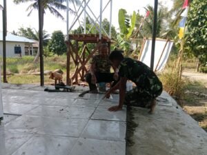 Semangat Pekerja Tak Kendur Saat Tim Wasev Tinjau Pemasangan Keramik Mushola Darul Istiqomah