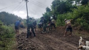 Kebersamaan Warga dan Prajurit Saat Meratakan Jalan di Dusun Samaenre